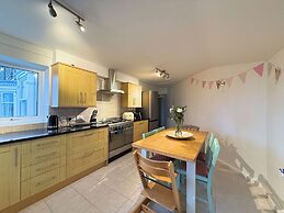 Spacious 4BR Retreat for 8