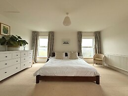 Spacious 4BR Retreat for 8