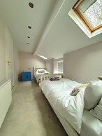 Spacious 4BR Retreat for 8