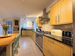 Spacious 4BR Retreat for 8