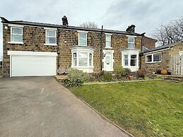 Spacious 4BR Retreat for 8