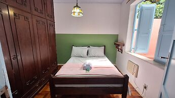 Casa vintage ampla com varanda e quintal