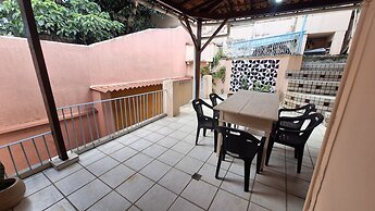 Casa vintage ampla com varanda e quintal