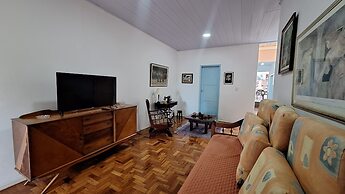 Casa vintage ampla com varanda e quintal