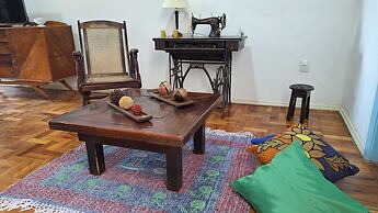 Casa vintage ampla com varanda e quintal