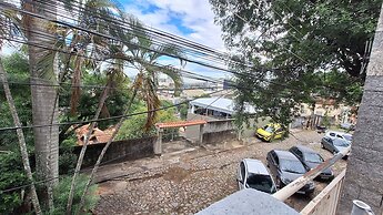 Casa vintage ampla com varanda e quintal