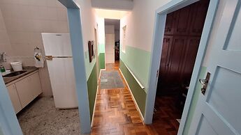 Casa vintage ampla com varanda e quintal