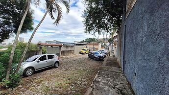 Casa vintage ampla com varanda e quintal