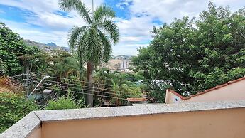 Casa vintage ampla com varanda e quintal