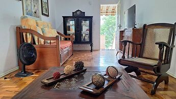 Casa vintage ampla com varanda e quintal