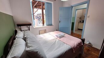 Casa vintage ampla com varanda e quintal