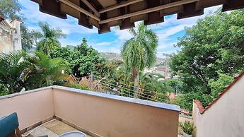 Casa vintage ampla com varanda e quintal