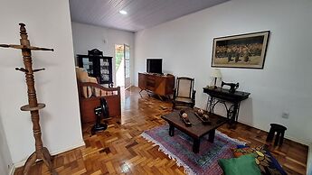 Casa vintage ampla com varanda e quintal