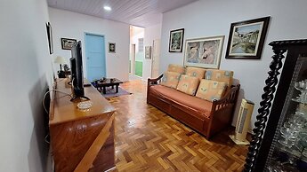 Casa vintage ampla com varanda e quintal