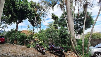 Casa vintage ampla com varanda e quintal