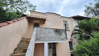 Casa vintage ampla com varanda e quintal