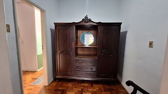 Casa vintage ampla com varanda e quintal