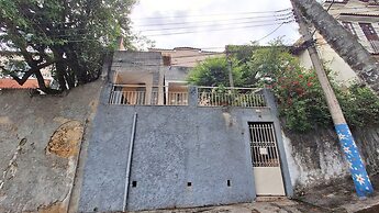 Casa vintage ampla com varanda e quintal