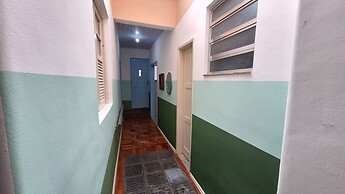 Casa vintage ampla com varanda e quintal