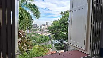 Casa vintage ampla com varanda e quintal