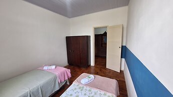 Casa vintage ampla com varanda e quintal
