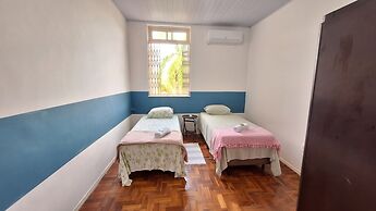 Casa vintage ampla com varanda e quintal