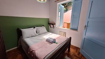 Casa vintage ampla com varanda e quintal