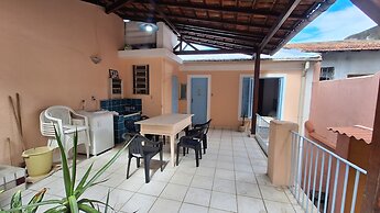 Casa vintage ampla com varanda e quintal