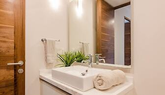 Pool View 1 Br. Steps Away From the Beach