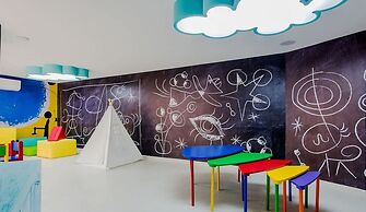 Pool View 1 Br. Steps Away From the Beach