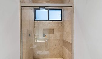 1 Br. LX Amenities Prime Location