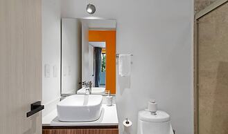 1 Br. LX Amenities Prime Location