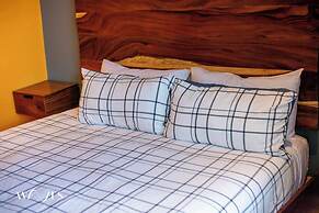 1 Br. LX Amenities Prime Location