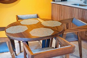 1 Br. LX Amenities Prime Location