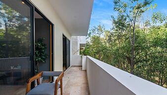 1 Br. LX Amenities Prime Location