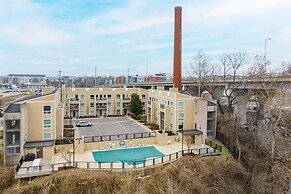 Cumberland River Views Walk to Broadway Downtown Stadium Rockin Riverf