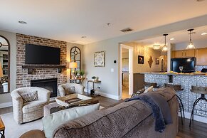 Cumberland River Views Walk to Broadway Downtown Stadium Rockin Riverf