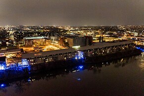 Cumberland River Views Walk to Broadway Downtown Stadium Rockin Riverf