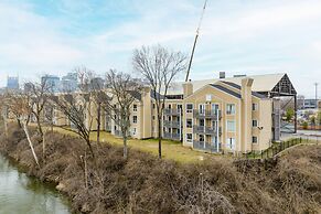 Cumberland River Views Walk to Broadway Downtown Stadium Rockin Riverf