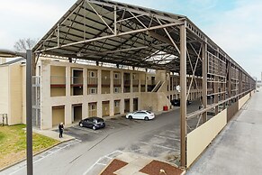 Cumberland River Views Walk to Broadway Downtown Stadium Rockin Riverf