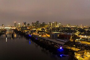 Cumberland River Views Walk to Broadway Downtown Stadium Rockin Riverf