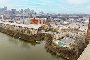 Cumberland River Views Walk to Broadway Downtown Stadium Rockin Riverf
