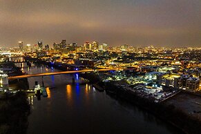 Cumberland River Views Walk to Broadway Downtown Stadium Rockin Riverf