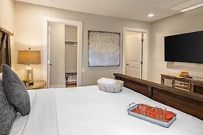 Cumberland River Views Walk to Broadway Downtown Stadium Rockin Riverf