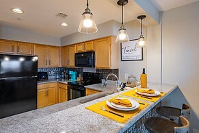 Cumberland River Views Walk to Broadway Downtown Stadium Rockin Riverf