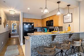 Cumberland River Views Walk to Broadway Downtown Stadium Rockin Riverf