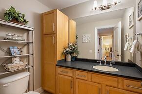 Cumberland River Views Walk to Broadway Downtown Stadium Rockin Riverf