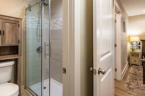 Cumberland River Views Walk to Broadway Downtown Stadium Rockin Riverf