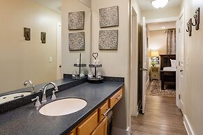 Cumberland River Views Walk to Broadway Downtown Stadium Rockin Riverf