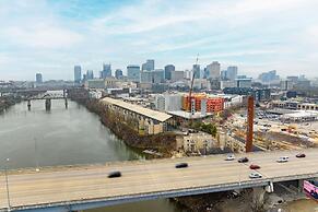 Cumberland River Views Walk to Broadway Downtown Stadium Rockin Riverf